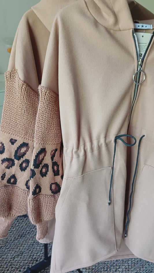 *Manteau bi-matière avec manches en tricot imprimé léopard